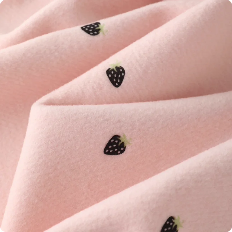 

Ins strawberry-printed pink woolen polyester fabric for autumn and winter coat, children's clothing cape, DIY clothing fabric
