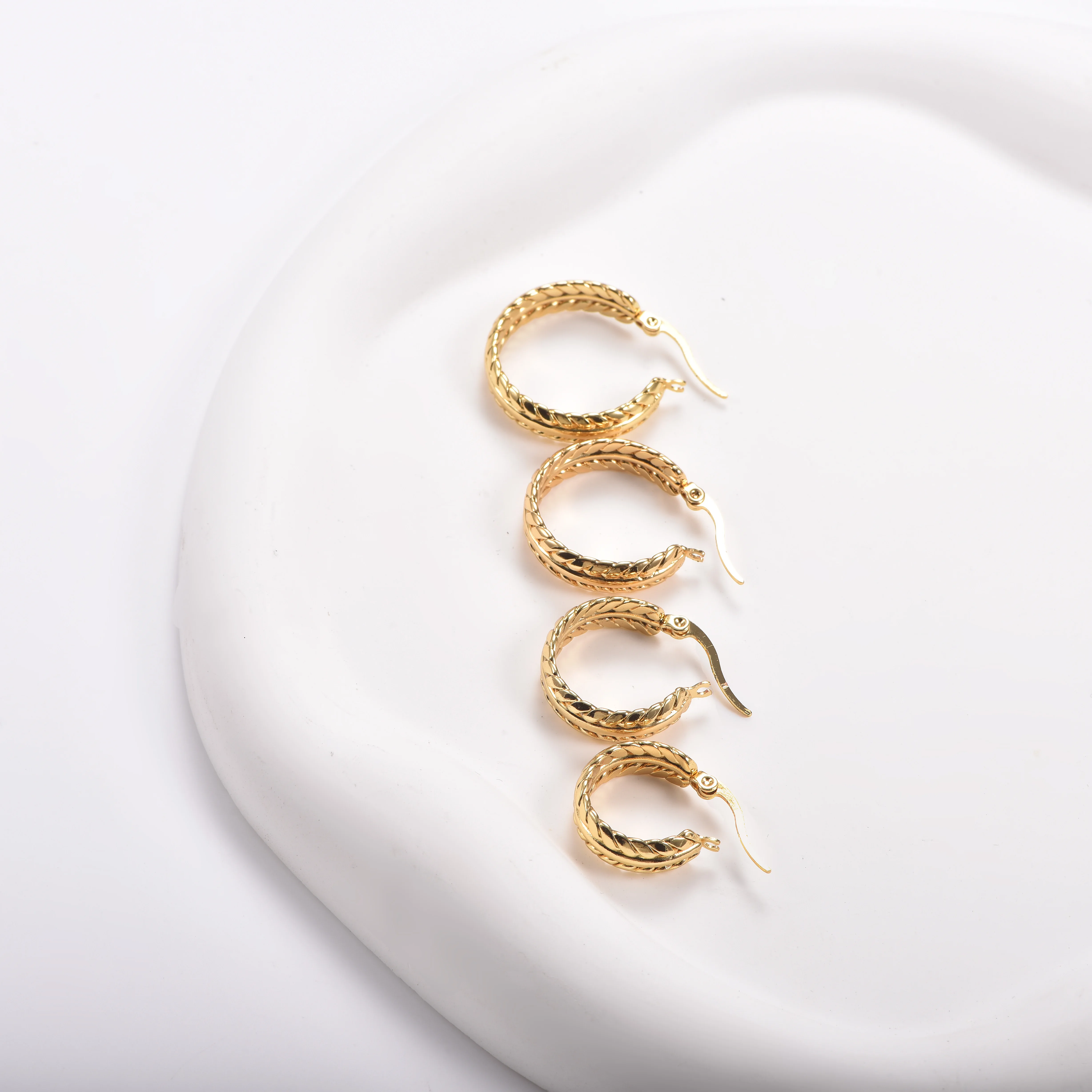 Edelstahl Twist-Creolen für Damen, 18K vergoldet, geflochtener Kreis, Ohrschmuck – Detail 5