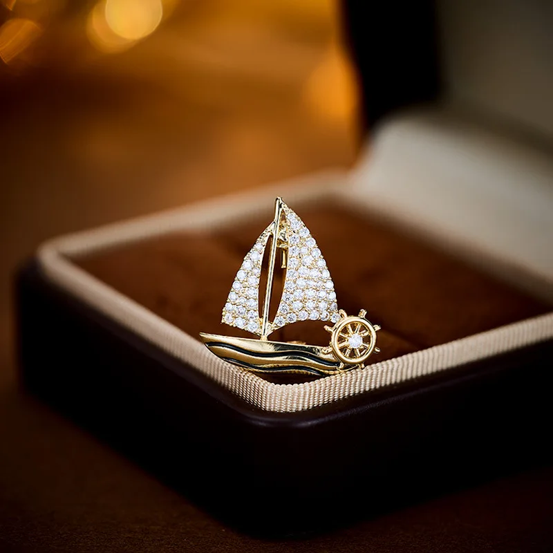 Die Anstecknadel „Ride the Wind and Break the Waves“ ist eine exquisite Unisex-Segelboot-Brosche