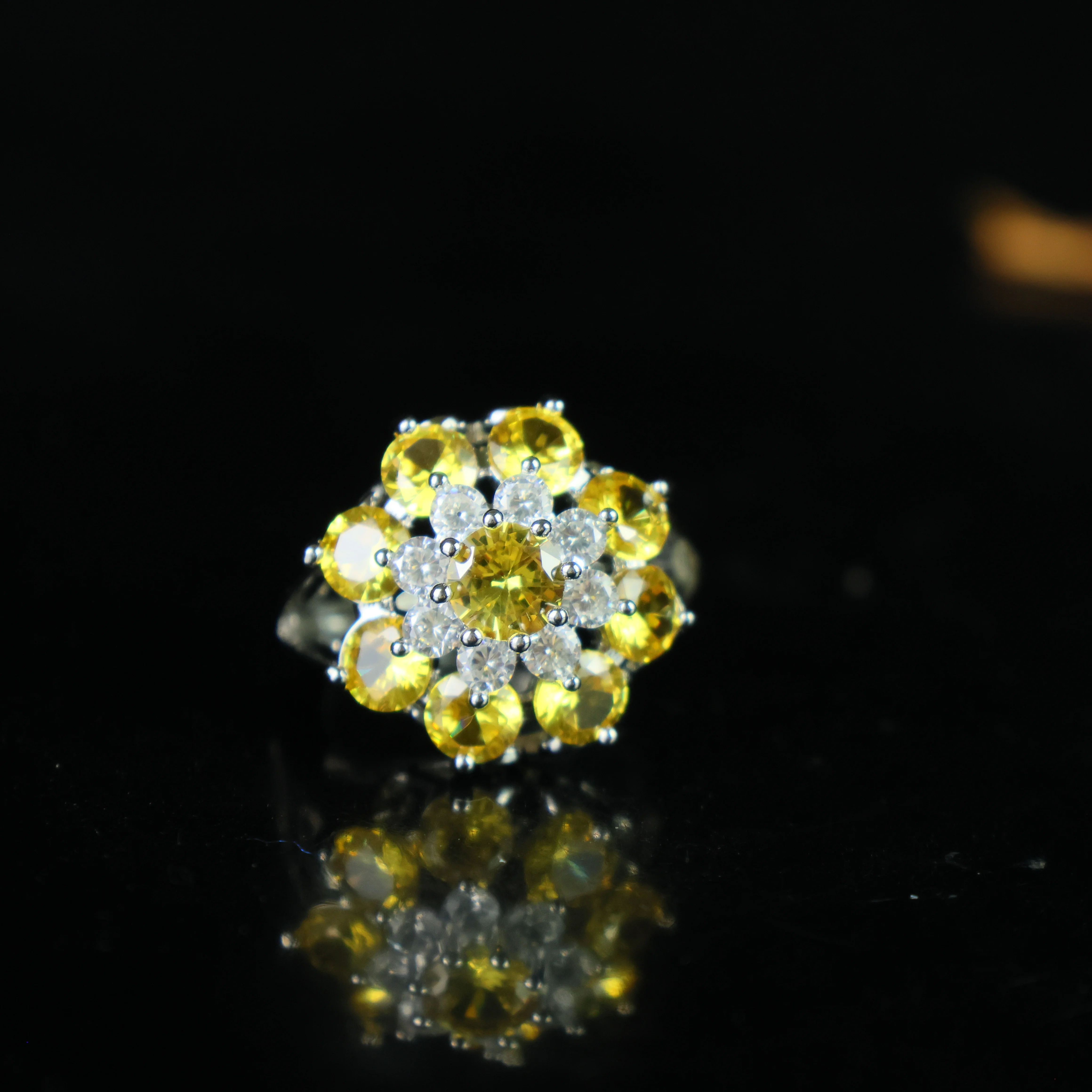 

Обручальное кольцо с тремя камнями из натурального муассанита грушевидной огранки 6 карат, покрытие из белого золота 14 карат