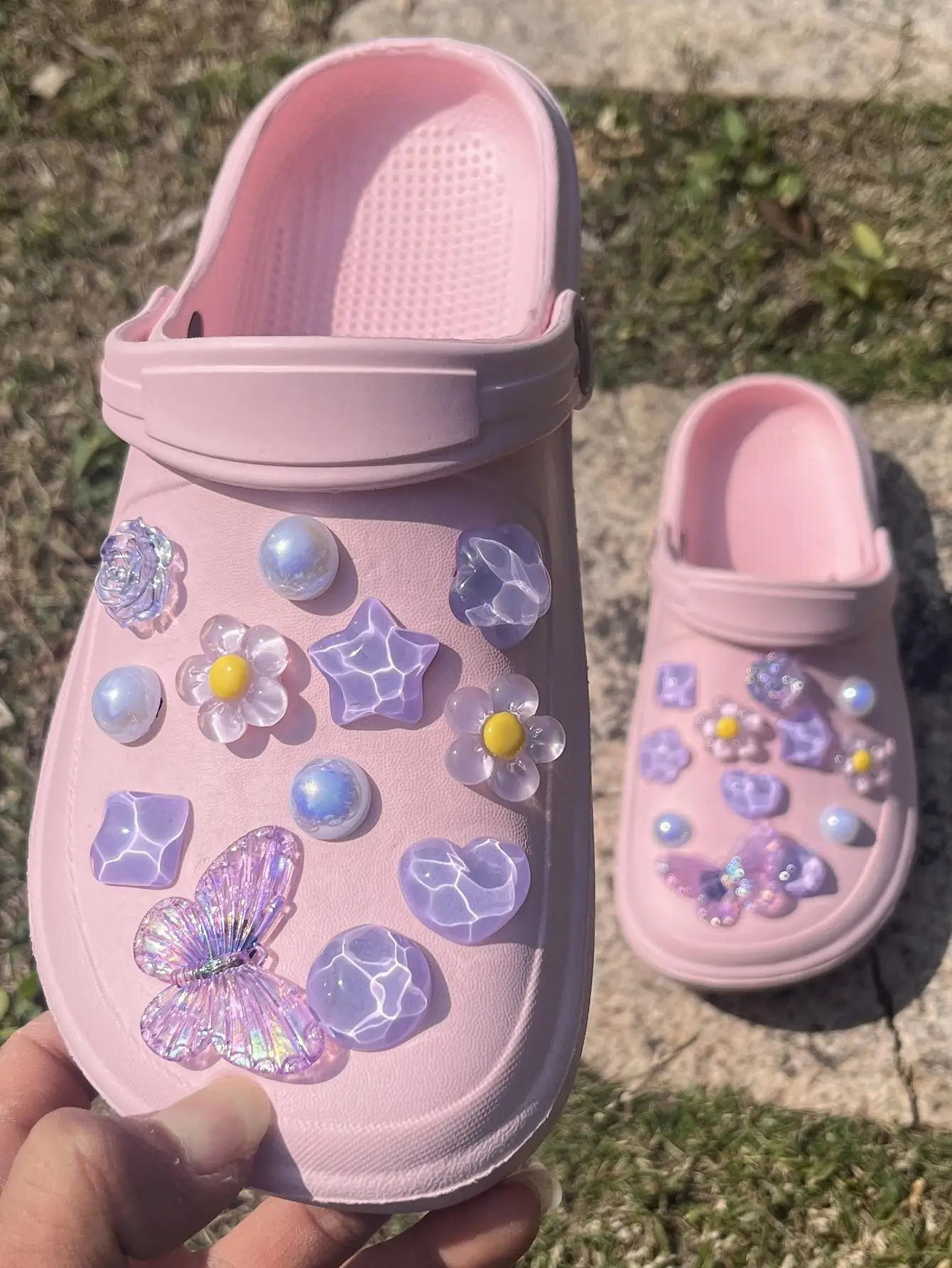 24 szt. Buty plażowe buty akcesoria kwiatowe różowe jasne buty motylkowe buty do ogrodu kwiatowego zdejmowane, ozdobna klamra, DIY