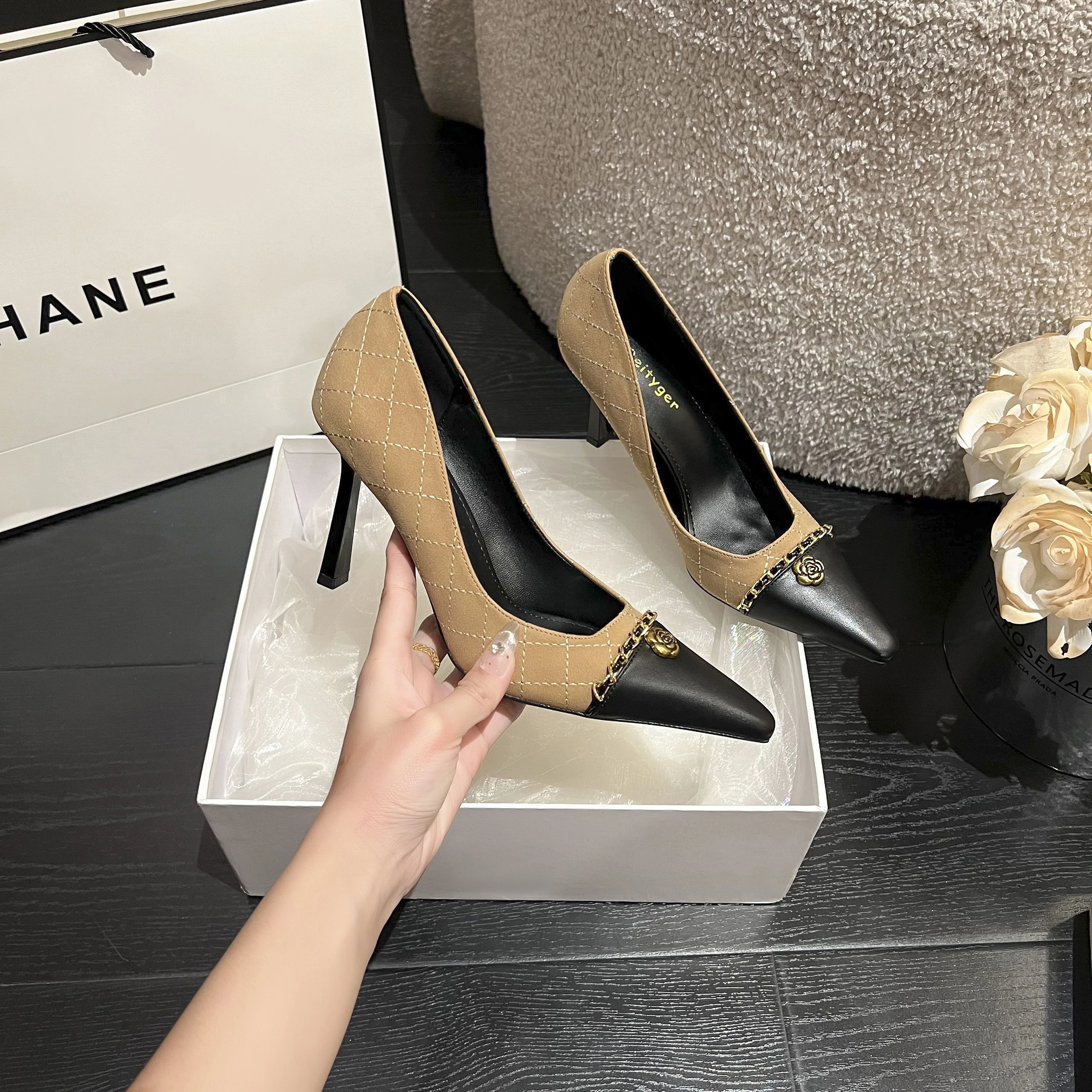 

Новые женские туфли на высоком каблуке 2025 года: удобные, не утомляющие ноги, красивые, с неглубоким вырезом, в стиле ретро, с нотками элегантности.