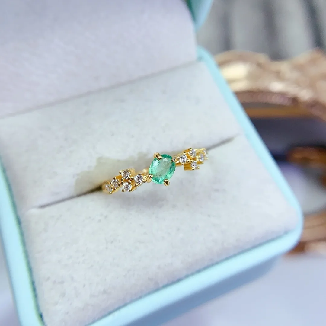 

Кольцо из стерлингового серебра 925 пробы с натуральным изумрудом. Изысканные женские украшения для изящных особых мероприятий и повседневного ношения.