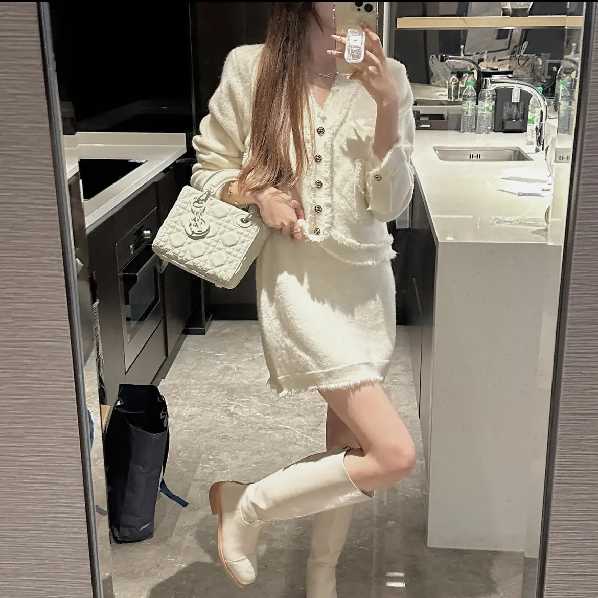 

Элегантный женский комплект из двух предметов: топ с V-образным вырезом и рваными краями и короткая юбка