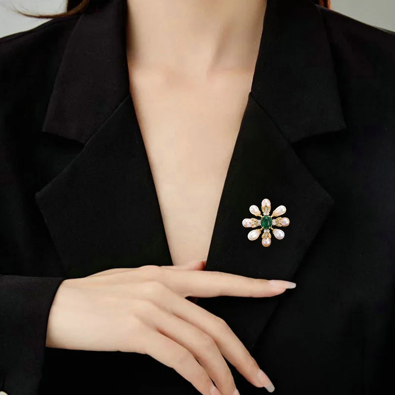 

Elegant and refined brooch, elegant and retro, grand corsage, exquisite and simple, suit overcoat accessories 2025 new