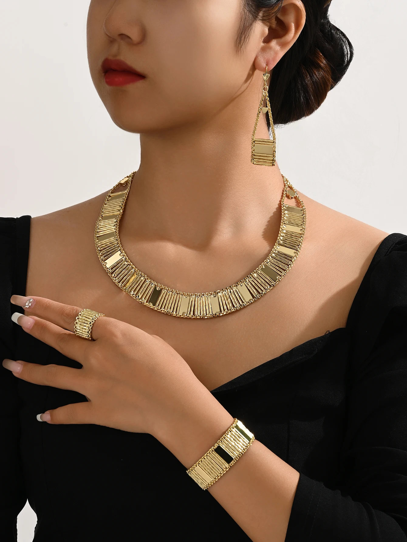 

5pcs/set Fashion 18K gold-plated Dubai jewelry set - necklace, wedding ring, earrings, bracelet - women's bridal jewelry
