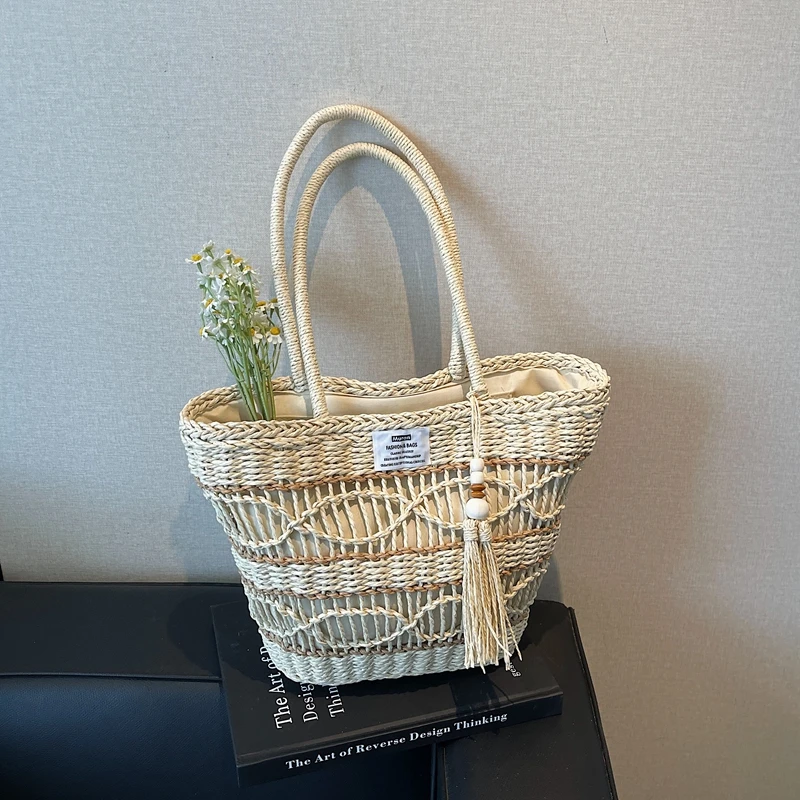 2025 موضة عادية جديدة الجوف خارج القش المنسوجة حقائب كتف سعة كبيرة شعبية شخصية الطازجة حمل الحقائب للنساء