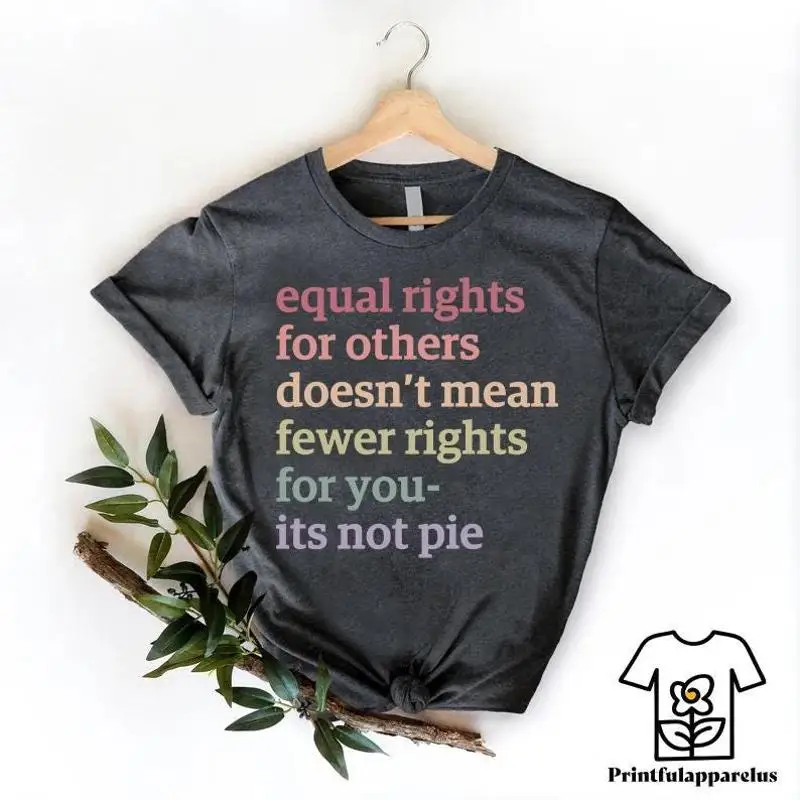 

Футболка «Социальная справедливость» Равные права для других не мнейтесь, ты это не пирог Человеческая гордость ЛГБТК
