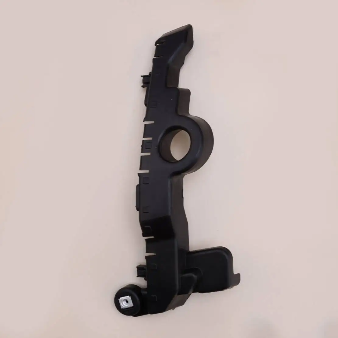 

Left Front Bumper Guide Bracket Black ABS 23388662 GM1062142 Fit for GMC Sierra 1500 2019 2020 2021 2022 2023