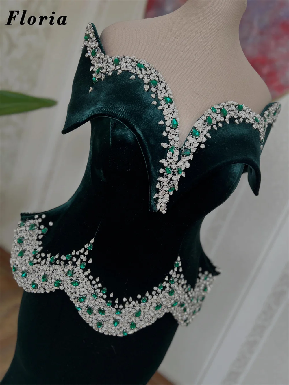 

2026 Customized Green Velvet V Neck Cocktail Dresses Elegant Lace Up Back Formal Prom Dress Beaded Diamonds Evening Party Gowns