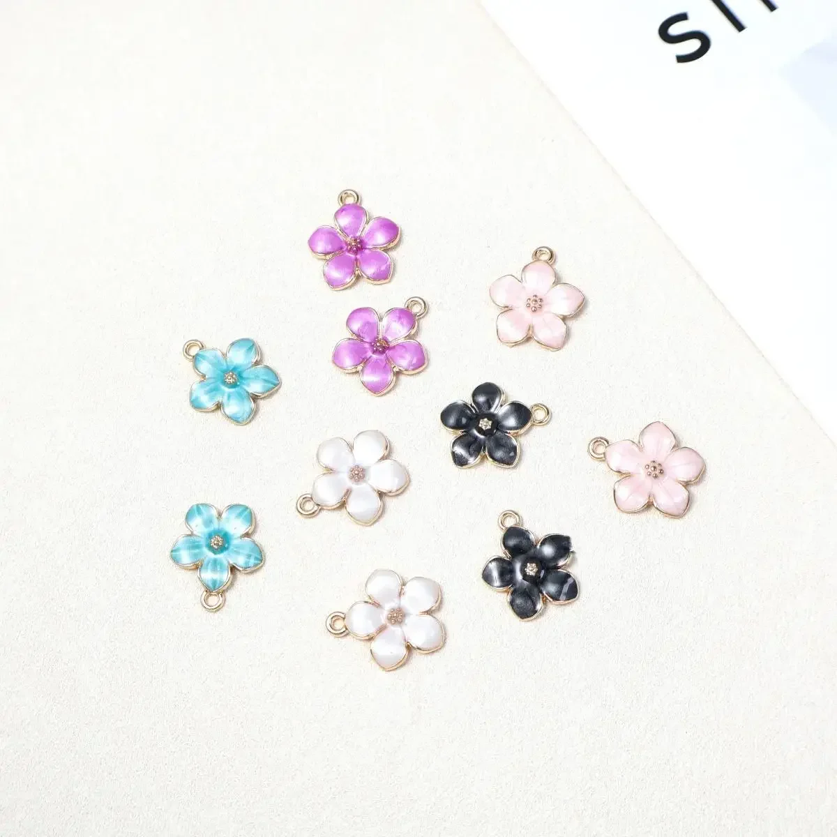 10 قطع النمط الياباني زهر الكرز سحر Kawaii المينا المعلقات DIY بها بنفسك مجوهرات إكسسوارات الشعر سلاسل المفاتيح