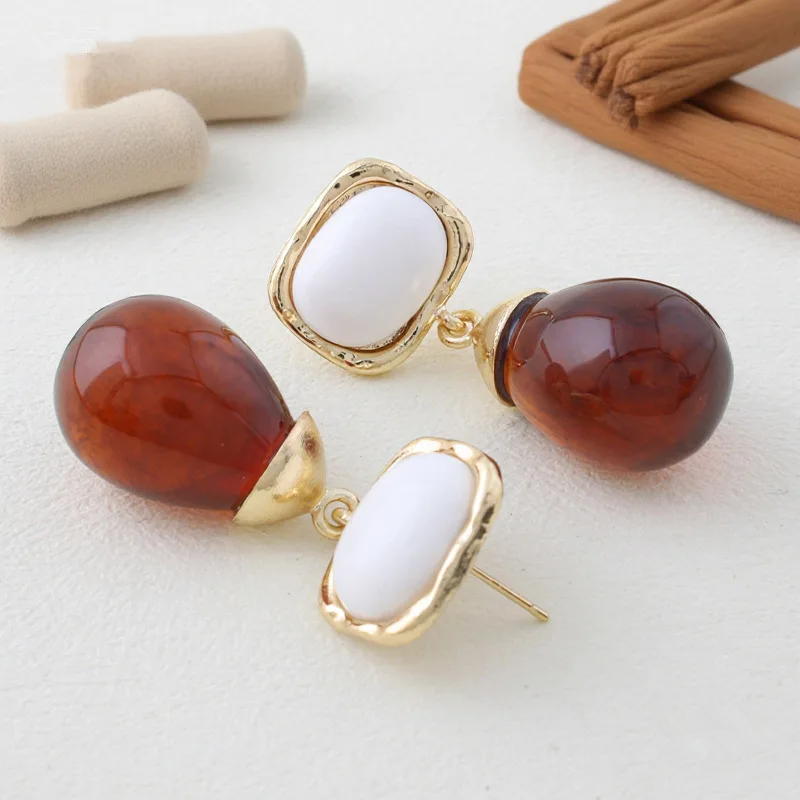 High-End Design Retro Geometric Amber Waterdrop Pendant Earrings Simple Refined Travel Jewelry Resin