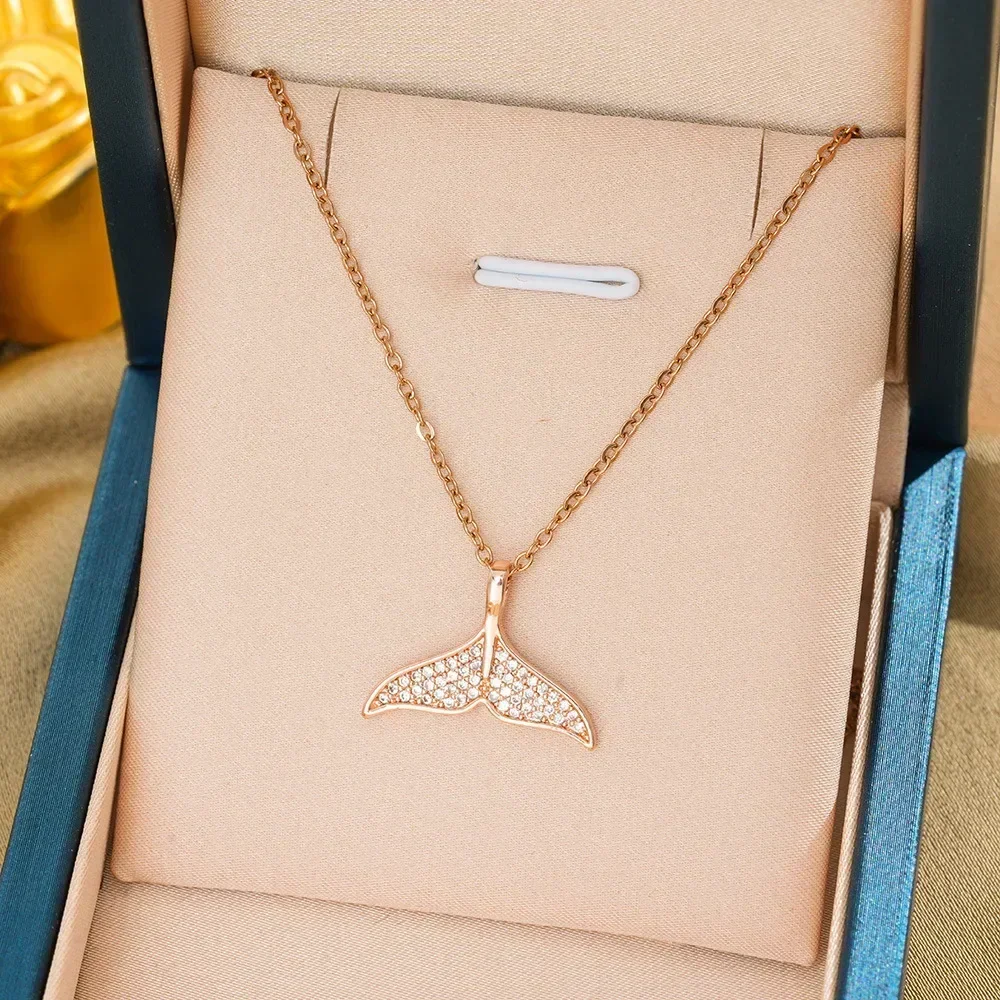 

The 2025 new beauty fishtail necklace with a touch of niche and light luxury features a summer Instagram design.