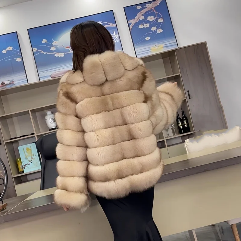 Популярная модная женская шуба