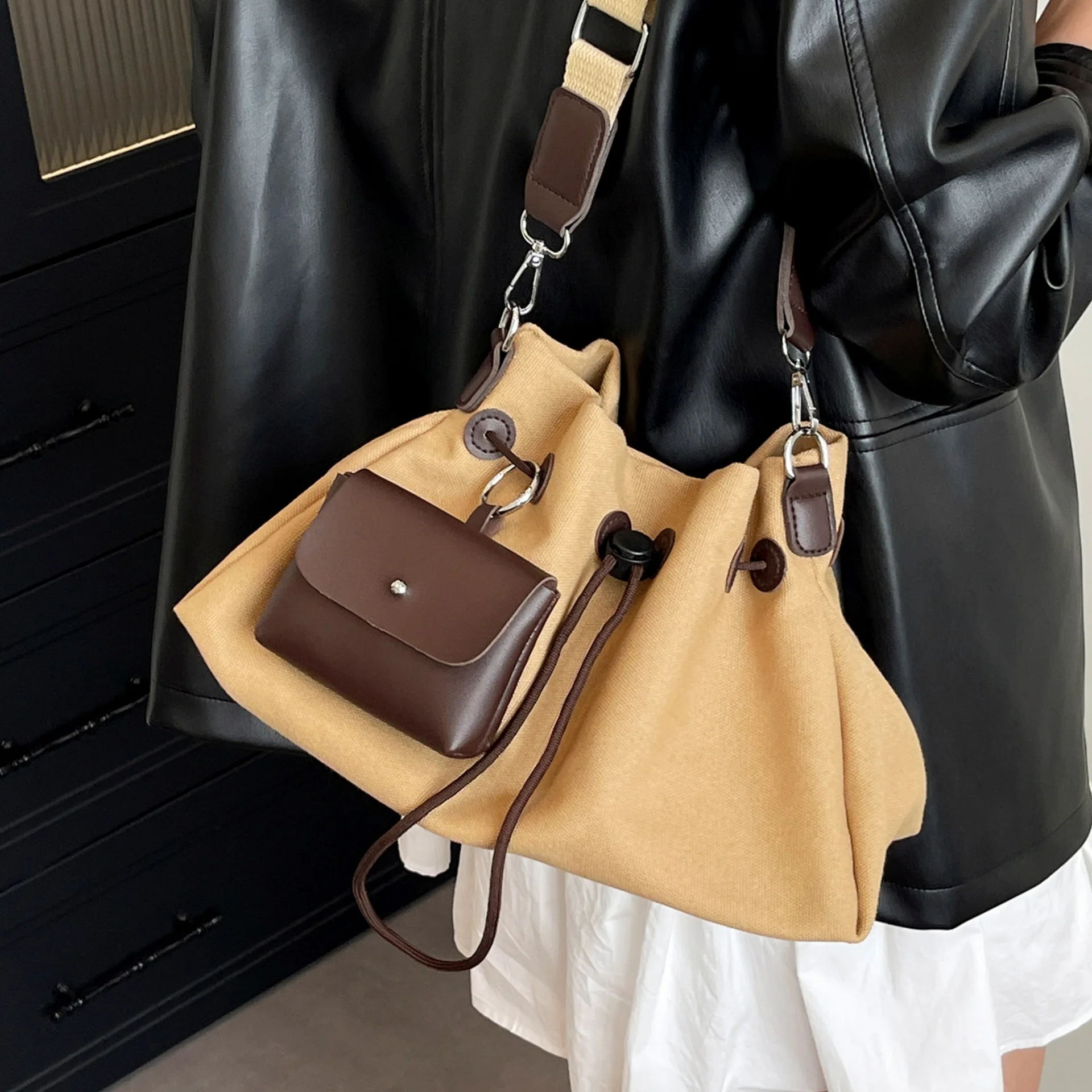 

2025 New Bag Women's Large-capacity Shoulder Bag Versatile Handbag Fashionable and Simple Portable Bucket Bag Tide