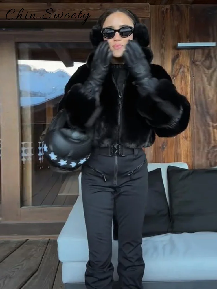 بدلة تزلج نسائية دافئة مرقعة من الفرو بدلة قفز سوداء بياقة واقفة وأكمام طويلة وسحاب وحزام حللا موضة جديدة لعام 2025