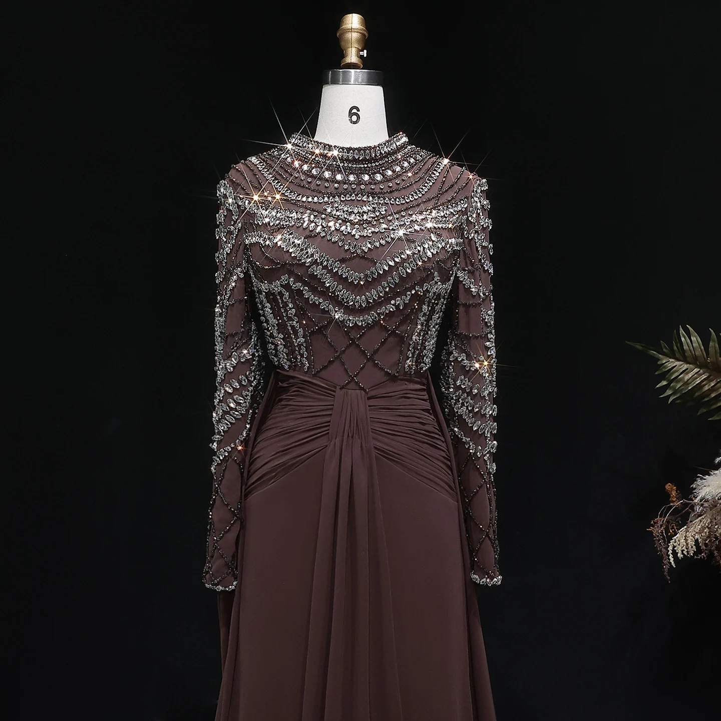 Sharon Said Luxuriöses Abendkleid aus schwerem Kristallbraunem Chiffon mit langen Ärmeln und geraffter Taille, Partykleid für Damen SS402, maßgeschneidert – Detail 5