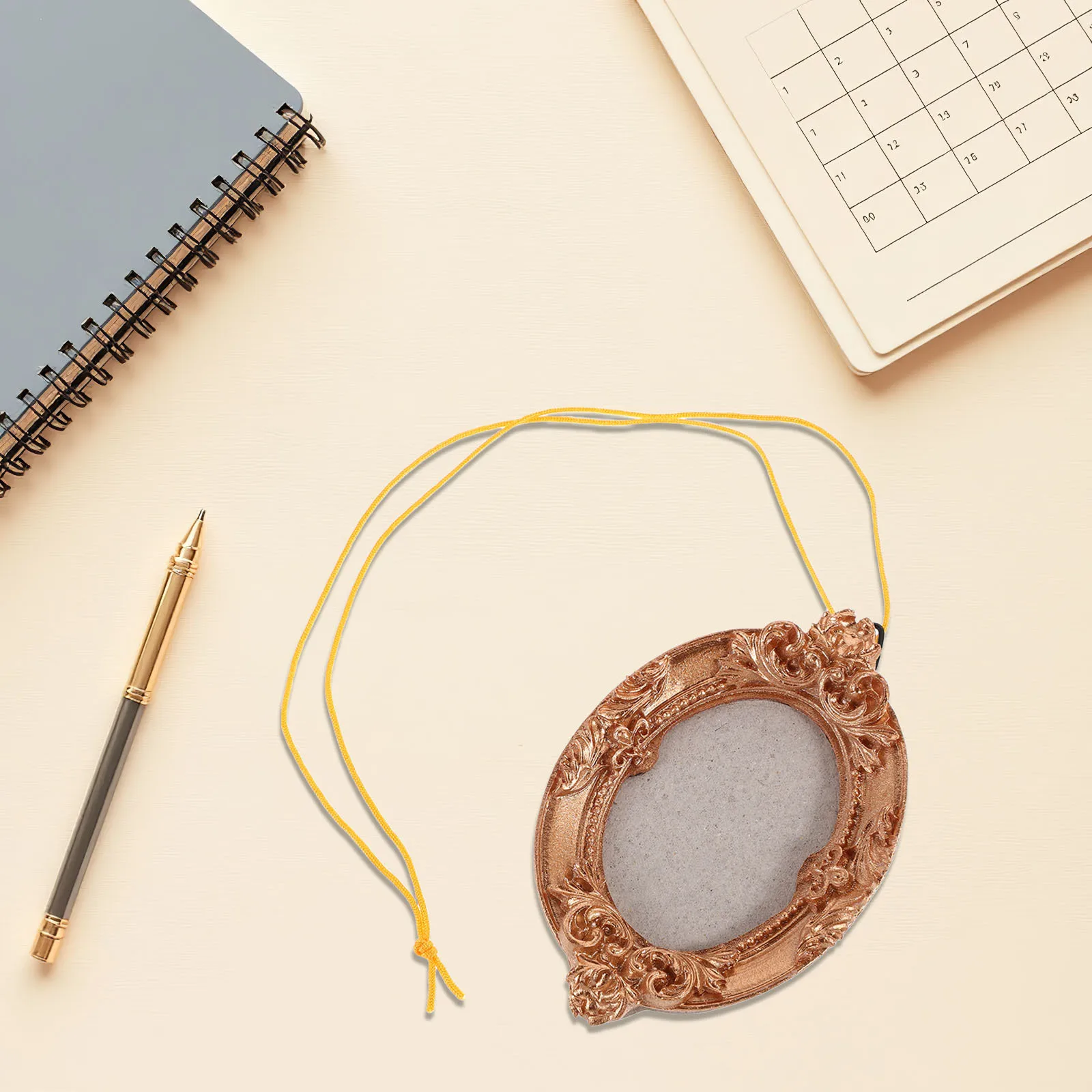 

2Pcs Mini Picture Frame Ornaments Gold Vintage Baroque Resin for Christmas Tree Wall Hanging Holiday Party Decor