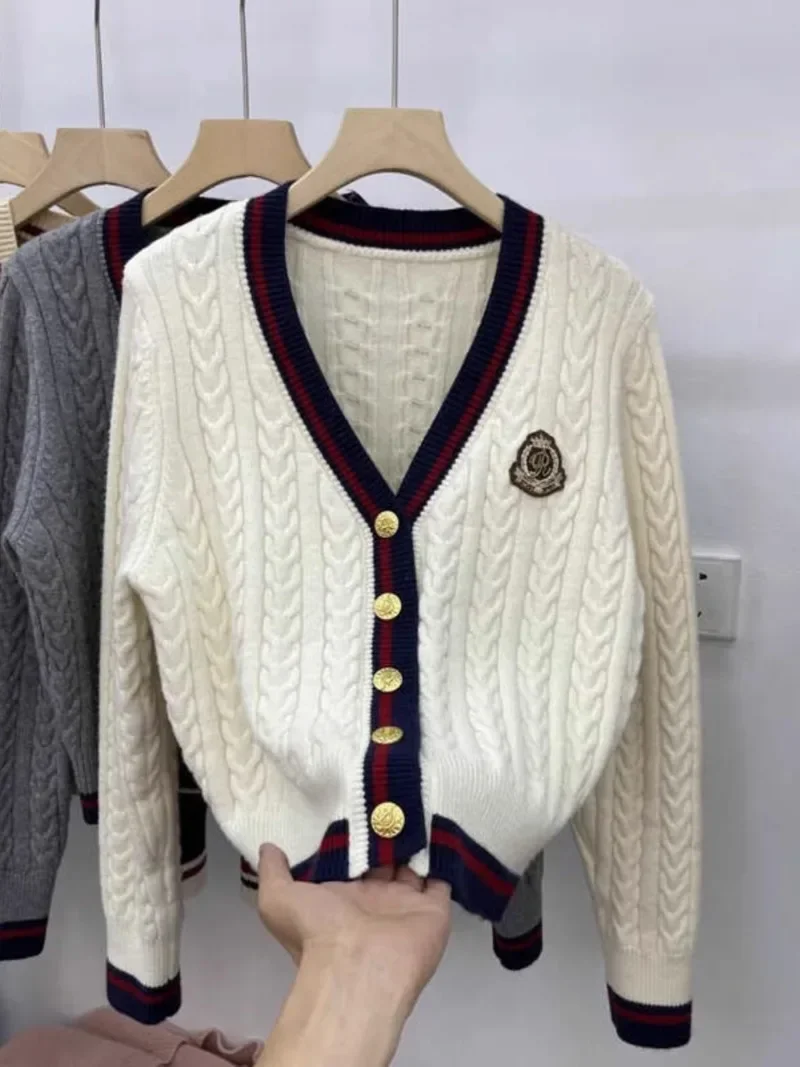 Estilo britânico retro feminino cinza cardigan tricô camisola faculdade crachá bordado y2k jaqueta casaco feminino menina inverno com decote em v topos