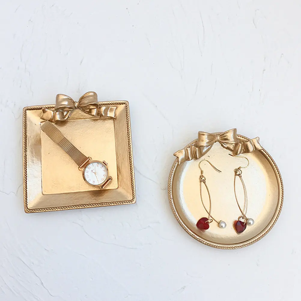 

2 шт. золотистые подставки-блюдца из смолы в форме банта для украшений: серег, ожерелий, колец, браслетов, контактных линз, заколок для волос, декоративных колец