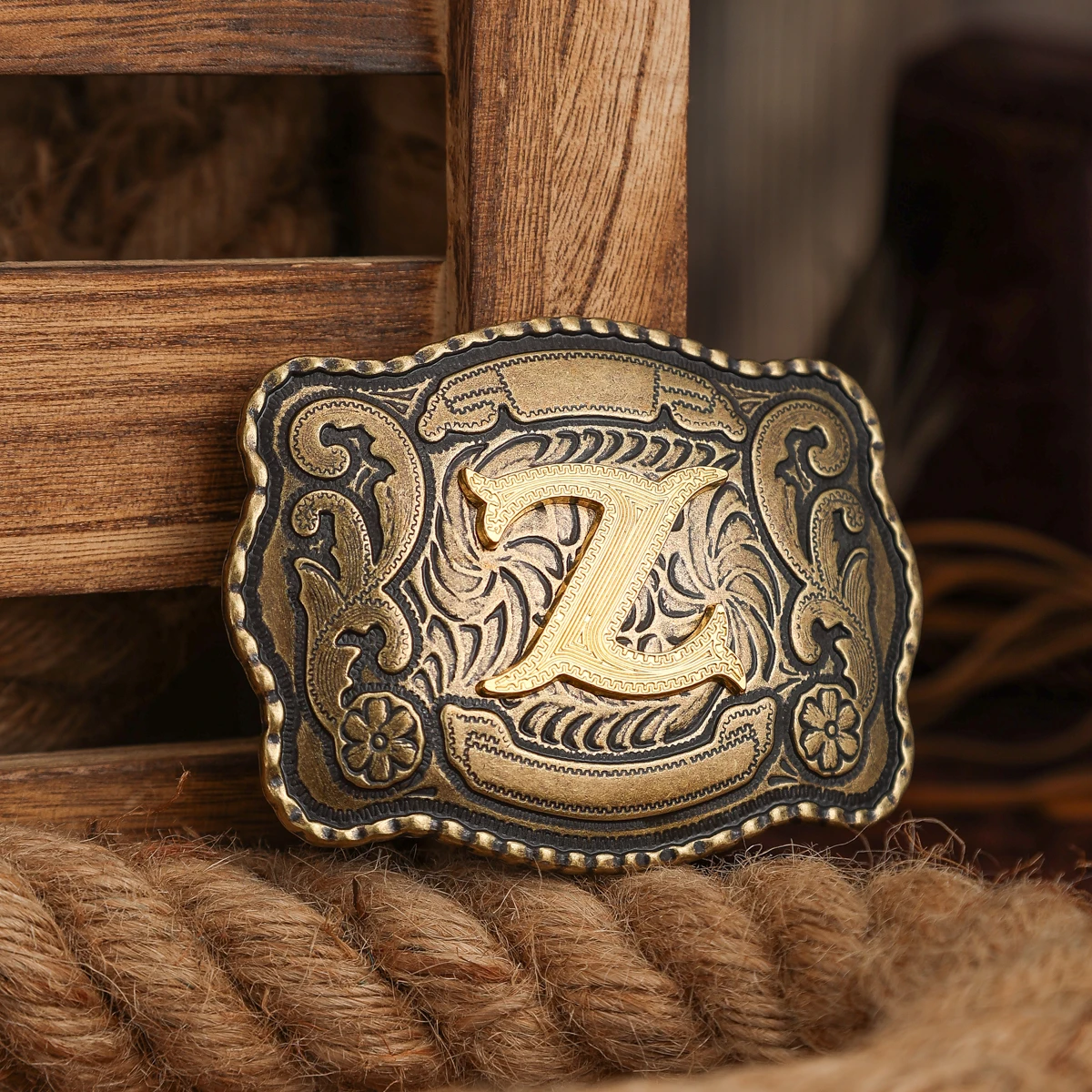 Eine Gürtelschnalle im Western-Stil, aus Metall, mit einer Retro-Gürtelschnalle und einer einzelnen Schnalle mit geprägten Buchstaben. – Detail 6