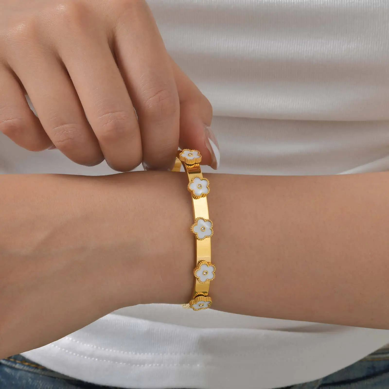 Vnox, brazaletes clásicos chapados en oro para mujer con bonitas flores de concha, pulsera de acero inoxidable, joyería de mano de lujo resistente al agua