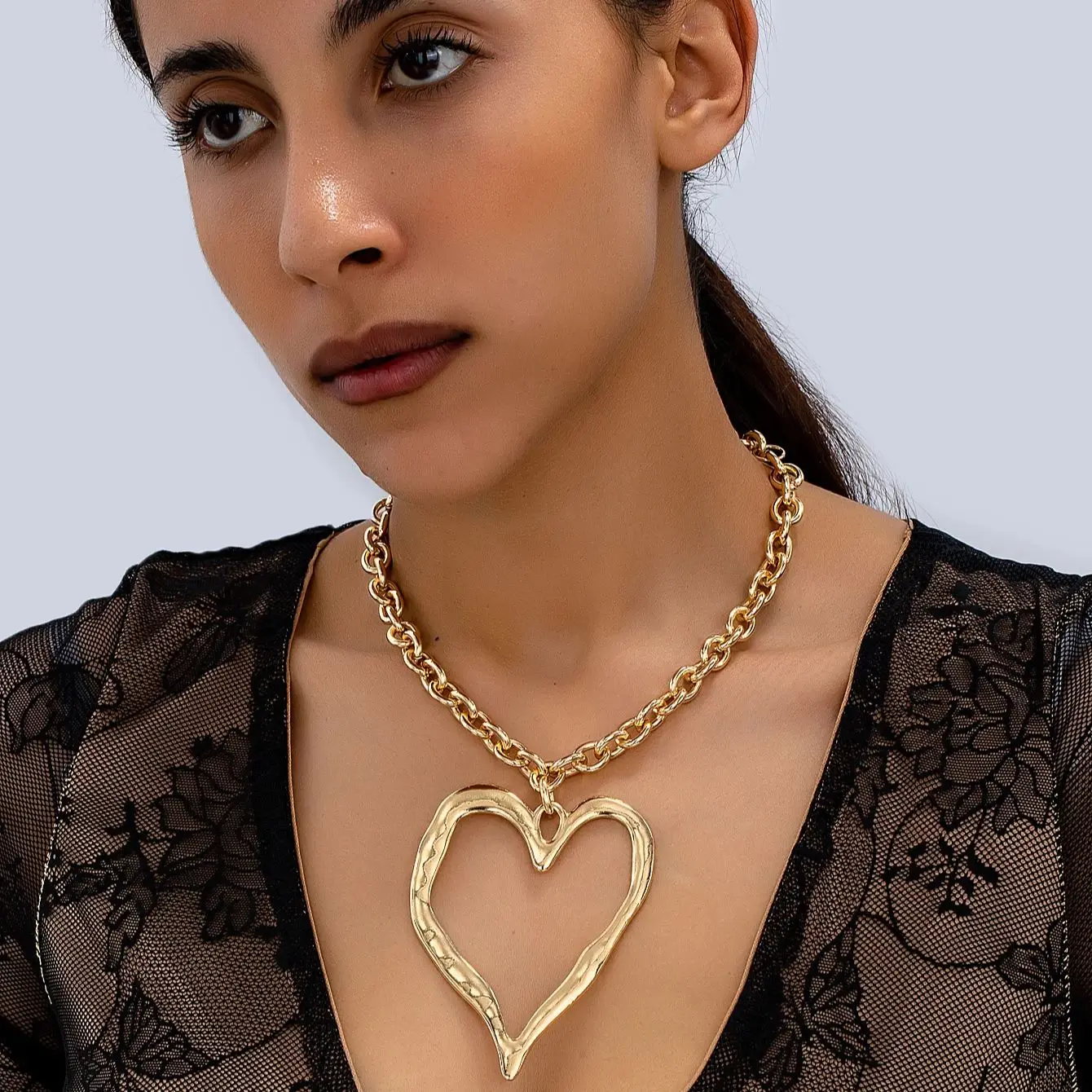 Elegant and Gorgeous Summer Style Light Luxury High-End Metal Flower Pendant Necklace