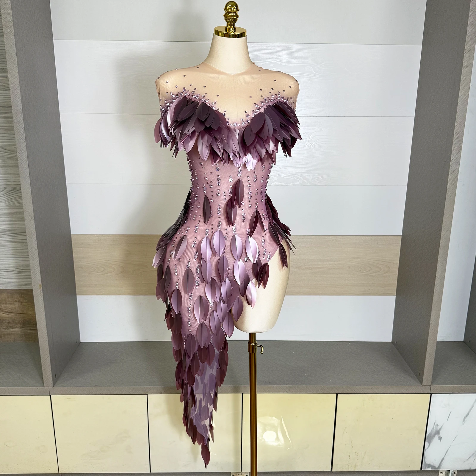 Transparentes Mesh-Abendkleid für Damen Luxuriöses Lila Blätter-Design mit Strasssteinen Offenes Bein Asymmetrisches Promi-Abendkleid für Club und Party