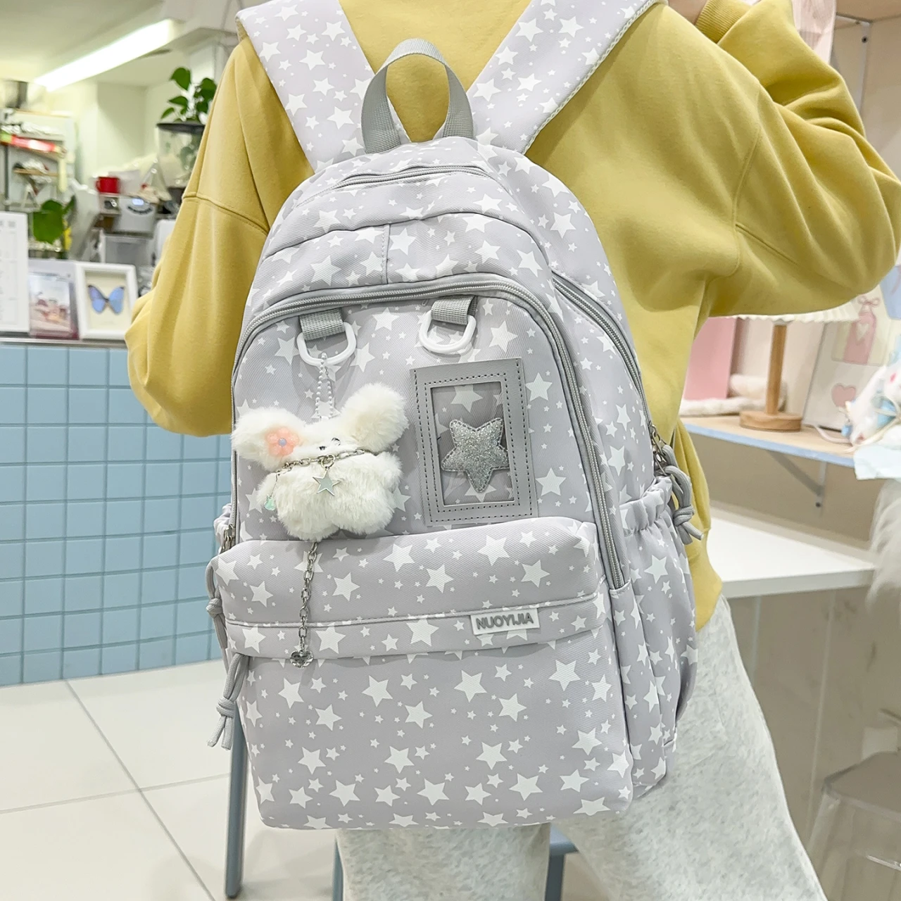 

Женский рюкзак с принтом звезд, прозрачным карманом, блестящим декором в виде звезд, плюшевым брелоком, множеством карманов, регулируемым ремнем, повседневный, для школы, Itabag