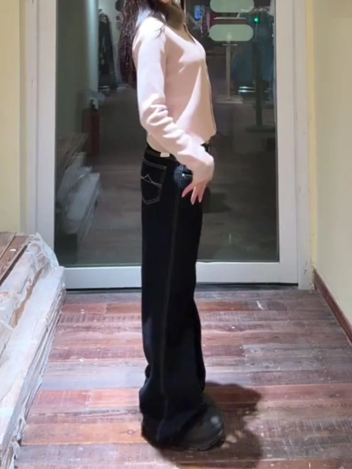 กางเกงยีนส์ทรงตรงขาบานเอวต่ำสีน้ำเงินเข้มสำหรับผู้หญิง ฤดูใบไม้ร่วง ฤดูหนาว 2025 รุ่นใหม่ ระดับไฮเอนด์ ช่วยให้ดูผอมเพรียว