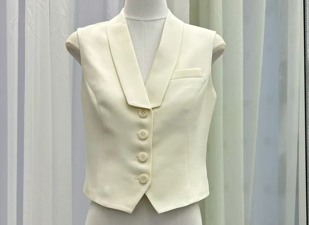 

Новый шерстяной шелковый жилет высшего качества, верхняя одежда 2026, весенний женский бежевый жилет без рукавов с зубчатым воротником и большими пуговицами спереди, топы