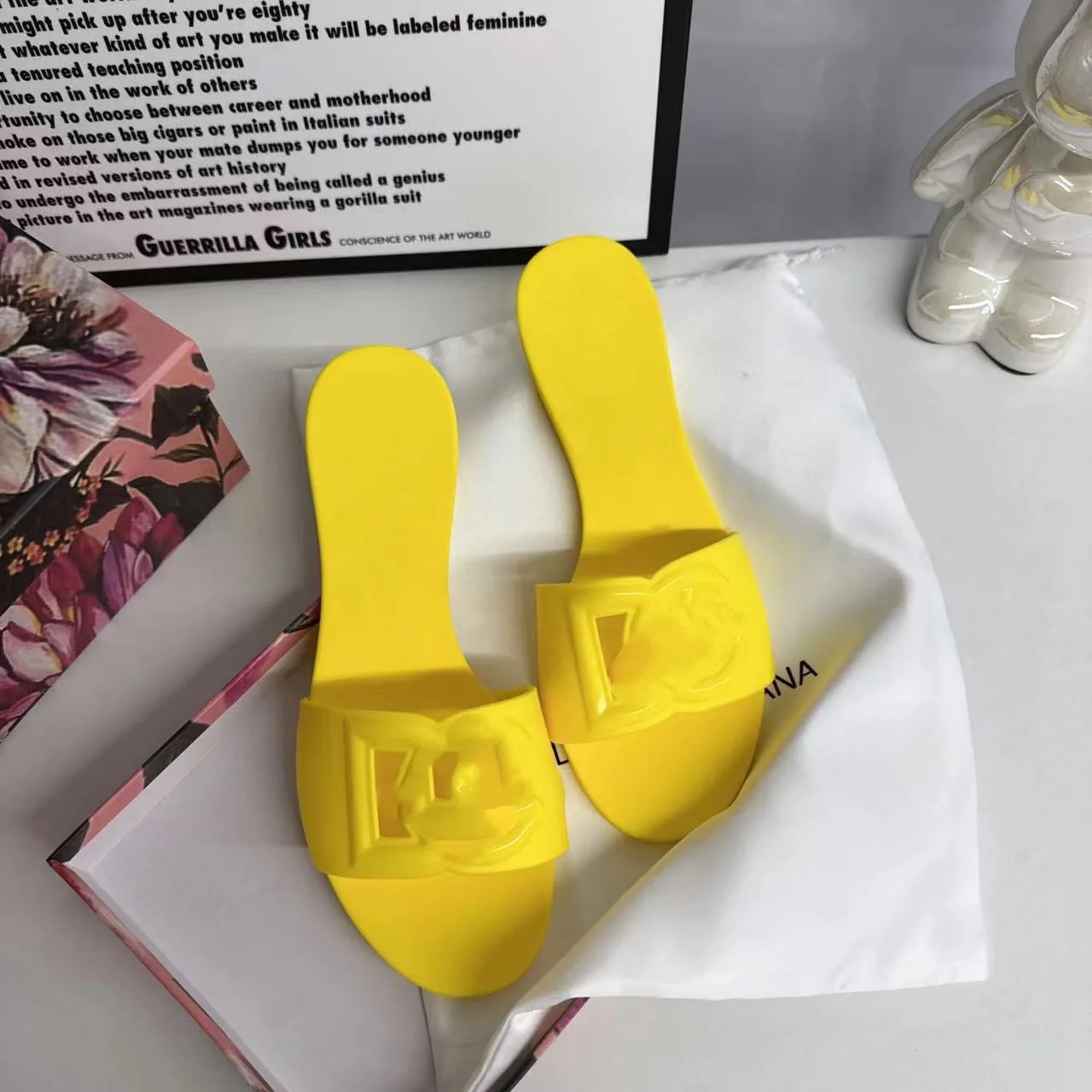 Новинка лета 2024, цельные женские босоножки на плоской подошве с открытым носком в Европе и Америке, подходят для верхней одежды, противоскользящие.