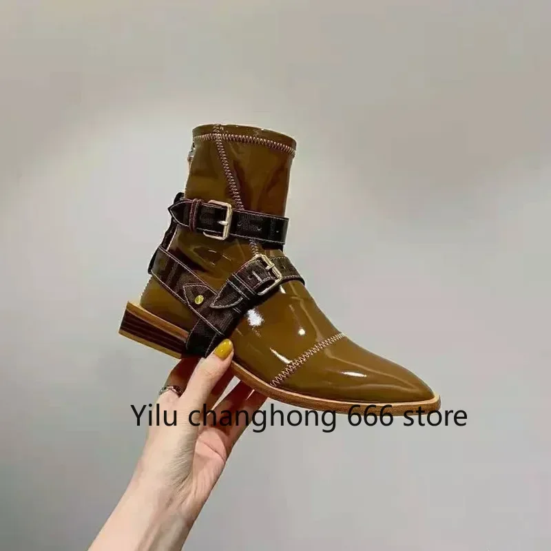 

Короткие сапоги из лакированной кожи с пряжкой на ремне, весна 2024, новые сапоги с круглым носком и толстым низким каблуком на молнии, модные женские ботинки в британском стиле