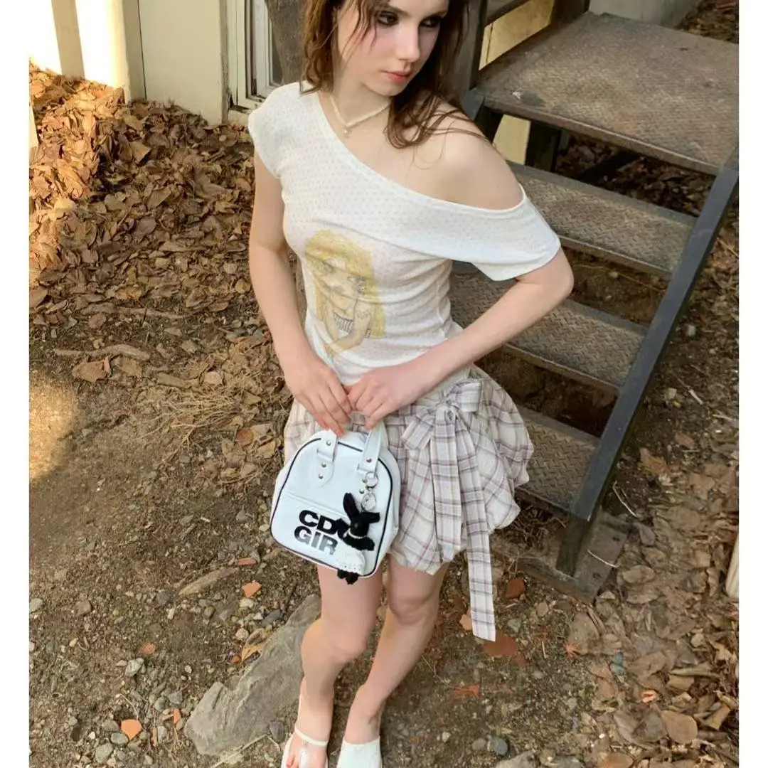 เสื้อยืดสไตล์ Y2K แบบเปิดไหล่ลายอนิเมะสไตล์ยุค 2000 ลายจุดสไตล์วินเทจฮาราจูกุ เสื้อสไตล์อเมริกันย้อนยุค