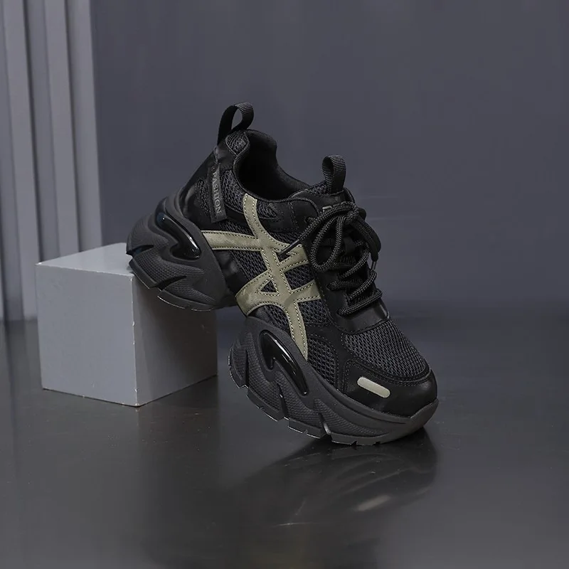 أحذية الركض الخفيفة الفاخرة الناعمة ذات النعل الناعم لزيادة الارتفاع أحذية الأب للنساء خفيفة الوزن قابلة للتنفس أحذية رياضية كاجوال عصرية