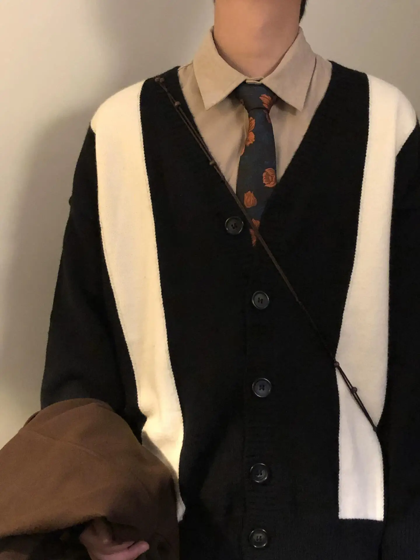 Fall/winter 100% pure cashmere black and white contrast college wind V-neck knit cardigan sweater coat male