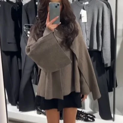 2026 جديد زر على الموضة محبوك عباءة المرأة الخريف عادية فضفاض بلون وشاح شال كم طويل معطف قصير للنساء