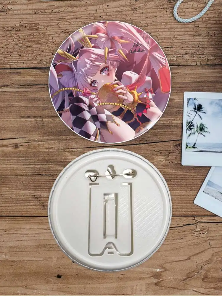 Maliss P الأبيض أرنب لعبة أنيمي شخصية لينة زر شارة بروش مرساة الأجهزة الطرفية دبوس اكسسوارات مجوهرات حقيبة مدرسية