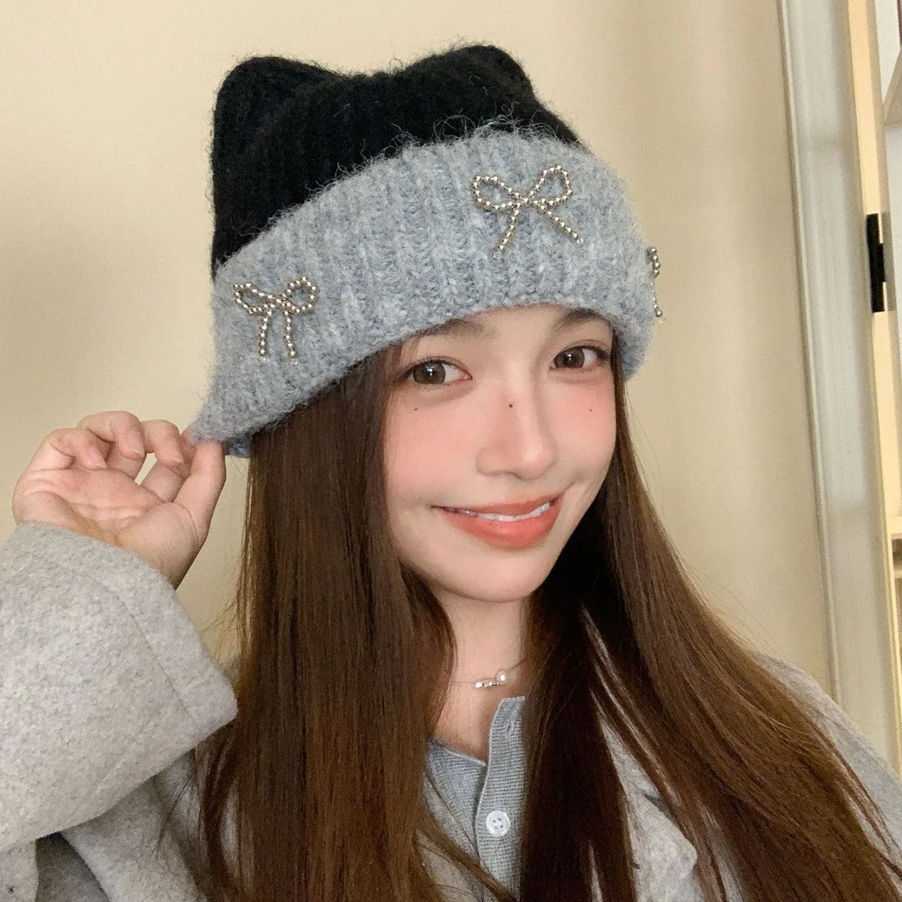 

Зимняя женская вязаная шапка, модная лоскутная теплая шапка с металлическим бантом, женская шапка для девочек, пуловер с защитой ушей, кепка