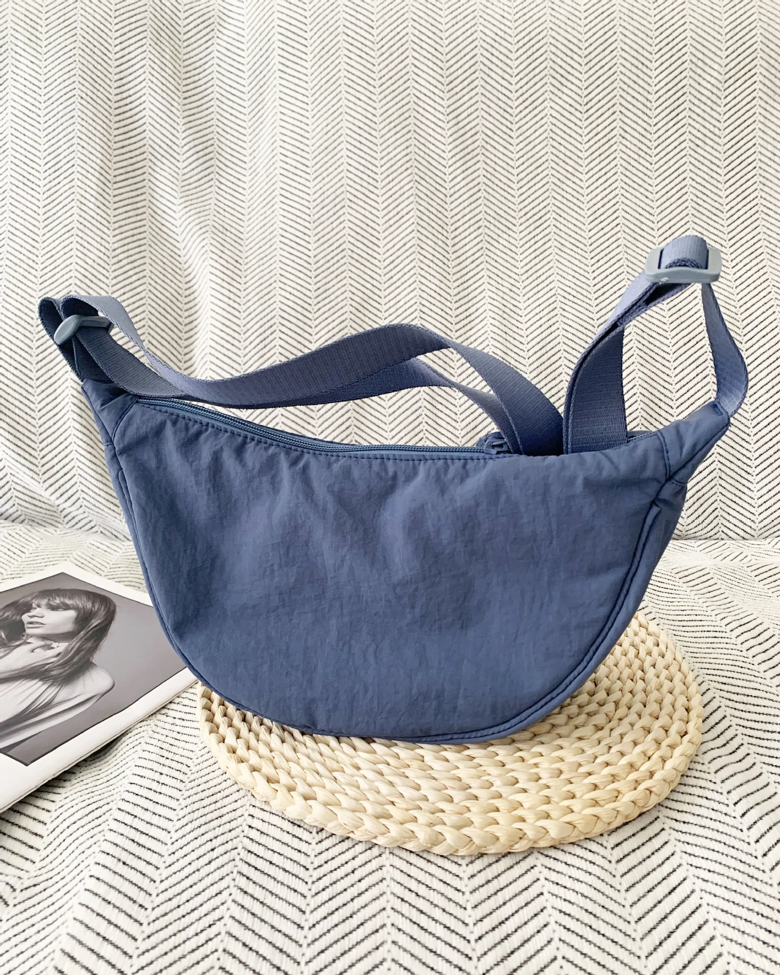 Leichte Nylon-Halbmond-Umhängetasche mit Verstellbarem Breitem Riemen, Schultertasche für Frauen, Tägliche Einkaufs- und Reisehandtasche – Detail 10