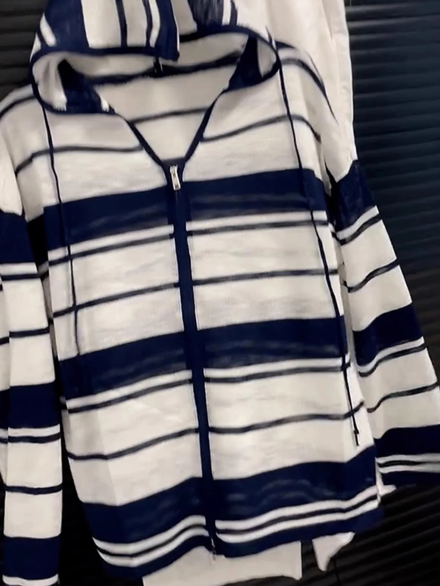 Свободный длинный све с капюшоном на молнии и защитой от солнца, вязаный топ в полоску, цветная блузка, женская летняя модная верхняя одежда, футболка