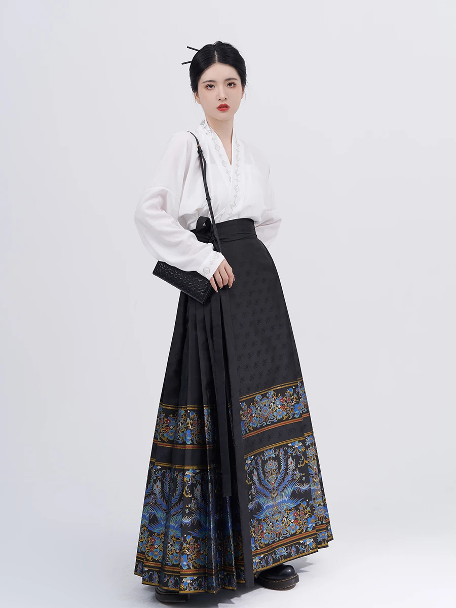 

Original Ming made horse face skirt from the spot weaving company, Hanfu with embellishments of mountains and rivers