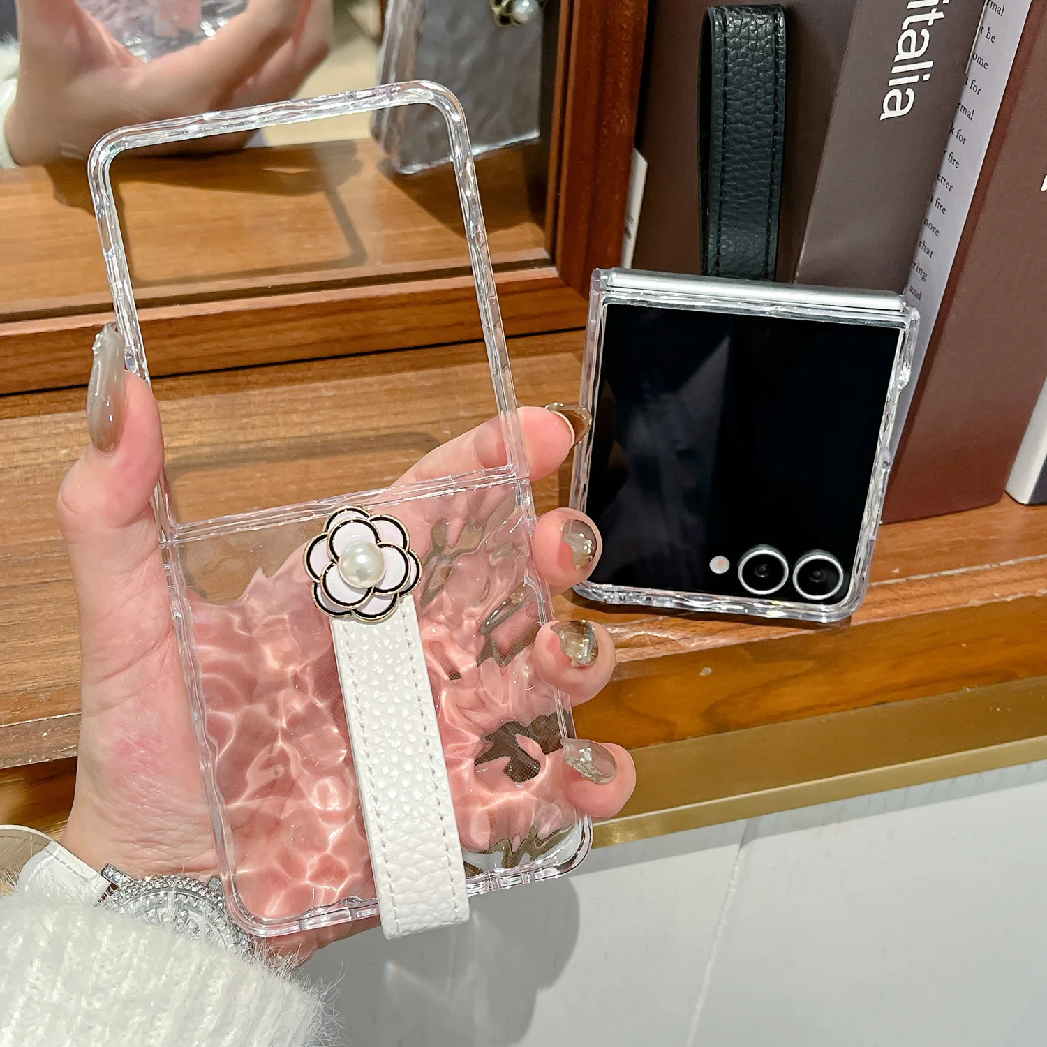 

Black White Strap Phone Case For Samsung Galaxy Z Flip 7 6 5 4 Protective Back Cover For ZFlip5 ZFlip6 ZFlip7 Case Shell