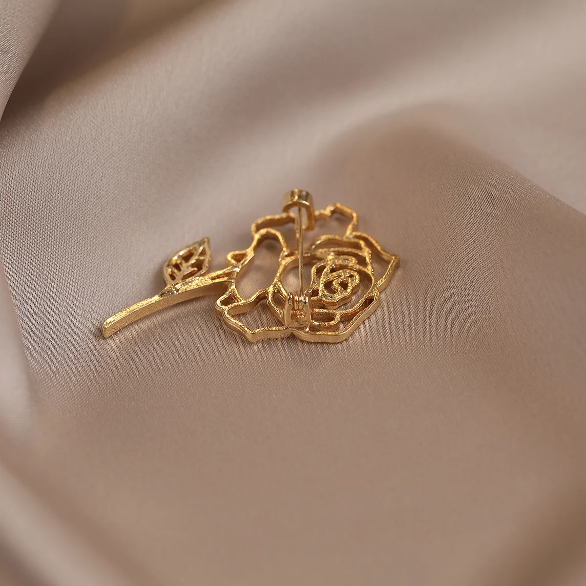 Exquisite gold color rose flower design versatile fashion trend personalized accessory buckle brooch