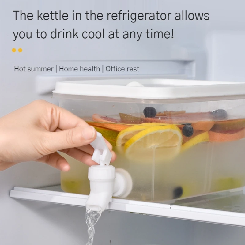 수도꼭지가 있는 음료 용기는 낙상 방지를 위해 한 손으로 물을 받을 수 있습니다.