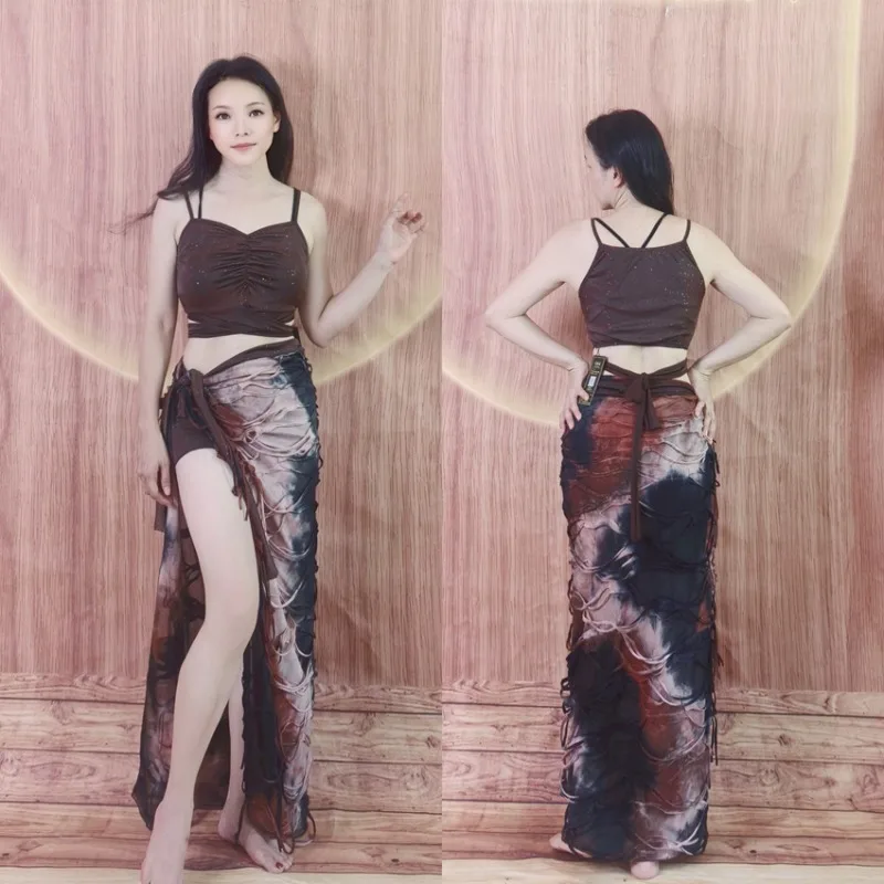 

Индивидуальный наряд для практики танца живота Swegal Eastern с кофейным цветным серебряным ледяным шелковым жилетом, градиентной черной, коричневой юбкой с кисточками