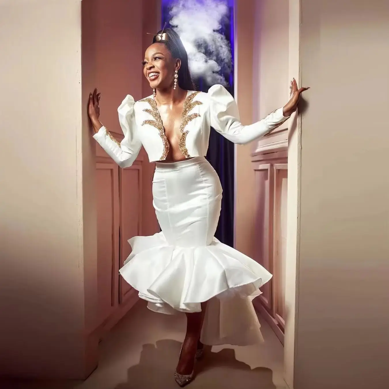 

Белые атласные вечерние платья с золотыми аппликациями и длинными рукавами. Юбка с юбкой 100. Южноафриканское вечернее платье. Южноафриканские платья для выпускного вечера.