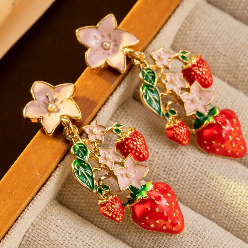 

New Bohemia Holiday Medium-old Jewelry High-end Vintage Niche Fresh Earrings Sweet Cute Strawberry Earrings Versatile Earrings