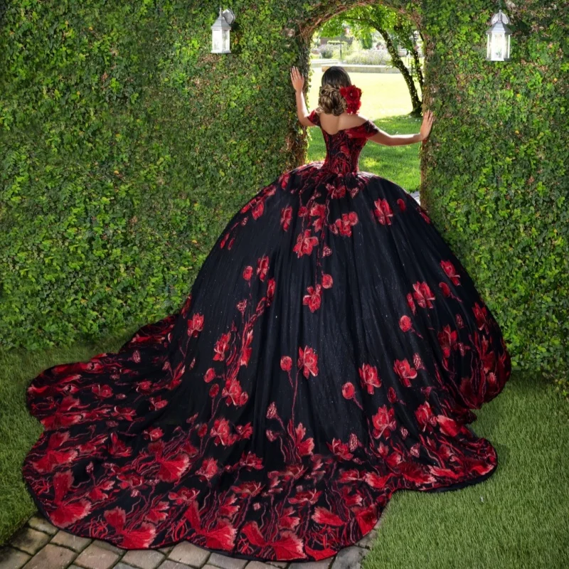 فستان Quinceanera أسود مكشوف الكتفين من الدانتيل والكريستال اللامع على شكل زهرة وذيل طويل فيستدوس دي 15 Quinceanera ﻿ تخصيص