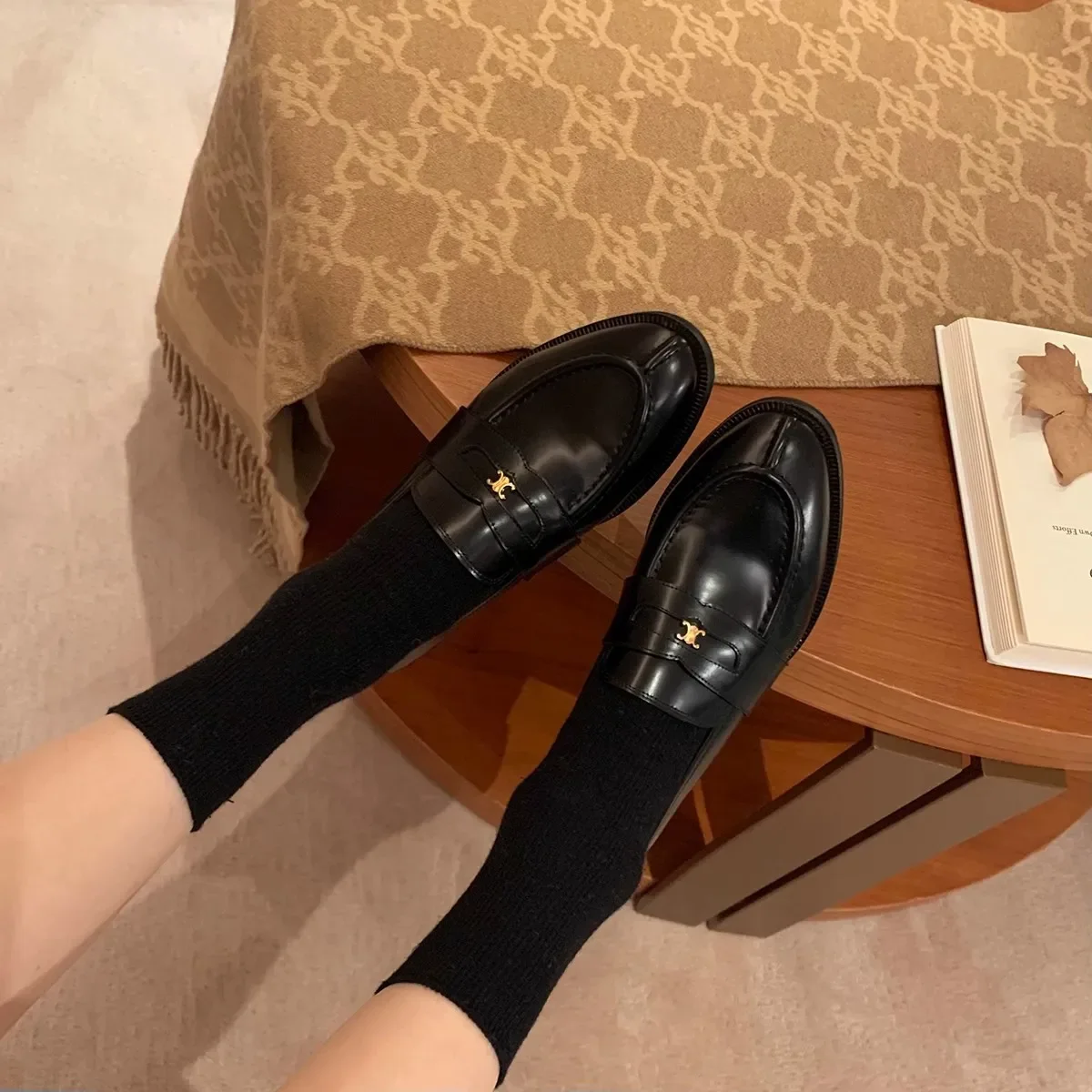 حذاء ماري جين الجلدي بإبزيم ذهبي صغير على الطراز البريطاني برأس مستدير وكعب سميك حذاء مسطح نعل مطاطي مريح